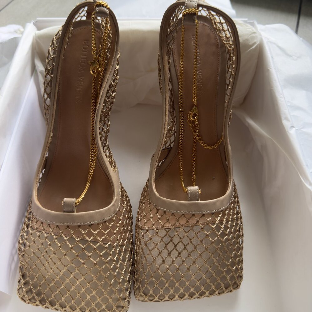 NWT BOTTEGA VENETA BEIGE STRETCH MESH PUMP